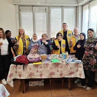 Il Lions Club Alfieri dona materiale scolastico alla Casa della Donna e del Bambino