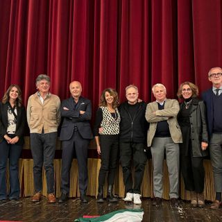 La presidente Luisa Amalberto con il regista Roberto Baracco, insieme a consiglieri, soci e al direttore della Fondazione Ezio Mosso.