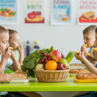 Bambini in una mensa con cibi sani Bambini in una mensa con cibi sani