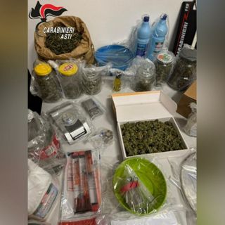 La droga e il materiale per il confezionamento posto sotto sequestro