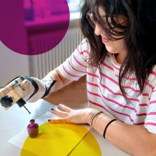 Emilia alle prese con lo smalto