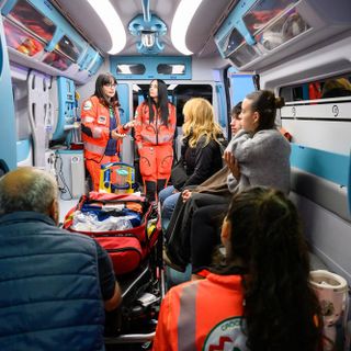 Personale Anpas impegnato nell'illustrare la strumentazione di un'ambulanza