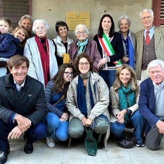 Nell'immagine il sindaco Macchia con gli eredi, dopo lo scoprimento della targa