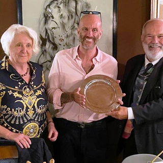 Nell'immagine, da sinistra a destra: Donatella Clinanti (vice delegata); Giacomo Stradella (figlio di Marisa Torta, che ha ritirato il premio) e Massimo Malfa