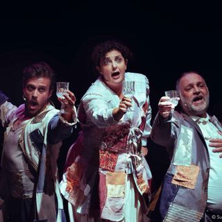 Un'immagine di scena dello spettacolo con, da sinistra a destra: Andrea Caldi, Elena Romano e Fabio Fassio