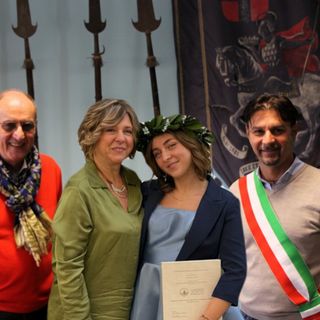 La neo dottoressa con i genitori e con il sindaco di Montechiaro