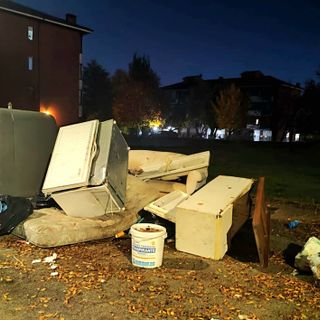 Degrado in via Arno, residenti e passanti esasperati dai cumuli di rifiuti fuori dalle case popolari