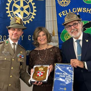 Nella foto, da sinistra: il colonnello Olav Conz, la presidente del R.C. Canelli-Nizza Monferrato Marina Calosso e Giorgio Gianuzzi, assistente del governatore e rotariano alpino