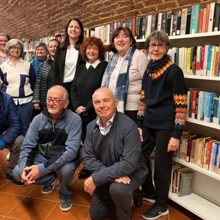 La giunta comunale con i volontari. Al centro, in giacca scura, il sindaco Anna Macchia