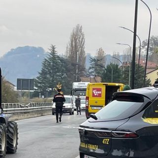 Canelli, scontro frontale sulla strada per Nizza: ferito un ragazzo di 19 anni