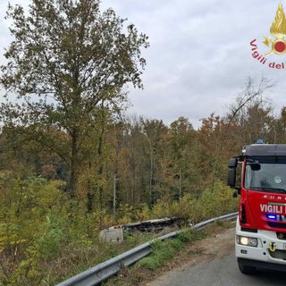 Furgone fuori strada a Villafranca d’Asti: si ribalta in una scarpata