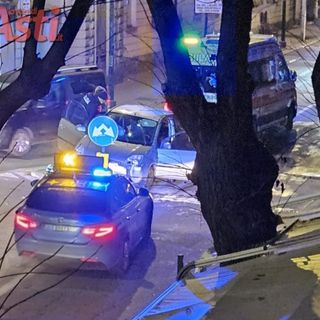 Schianto in via Calosso: fuga dell'autista sventata dalla polizia