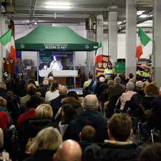 Il salone della caserma dei Vigili del Fuoco di Asti addobbato per l’occasione