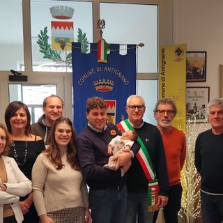 Il piccolo Giulio è il sesto nato antignanese del 2025