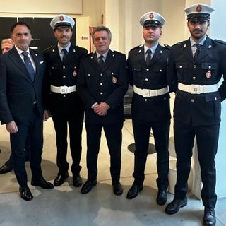 Tre dei quattro nuovi agenti (l'assente è impegnato in un corso di formazione) ritratti con l'assessore alla Polizia Locale Luigi Giacomini e con il comandante Riccardo Saracco