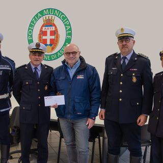 Il dott. Testore con, da sinistra, l'ispettore Buoso, il  comandante Saracco, il vicecomandante Borgo e la commissario Capusso