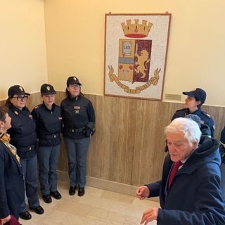 Un mosaico simbolo di amicizia: l'omaggio dell'Anffas alla Polizia di Stato