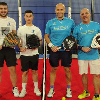 Derossi e Moresco dei Bomber’s vs Romano, Puppione e Santo (sullo sfondo) di Uni Soluzioni protagonisti del match infinito di giovedì sera