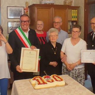 Un'immagine della festa per i 100 anni della signora Tamantini