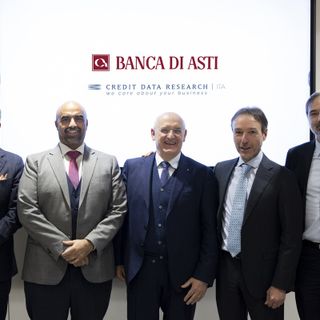 Nell'immagine, da sinistra a destra: Andrea Ganelli (notaio), Carlo Spagliardi (DG e Consigliere CDR Italia), Carlo Demartini (AD e DG Gruppo Banca di Asti),  Alessio Balduini (legale rappresentante CDR LTD), Ganmaria Fontanin Coletti (responsabile Affari Legali e Societari CRIF)