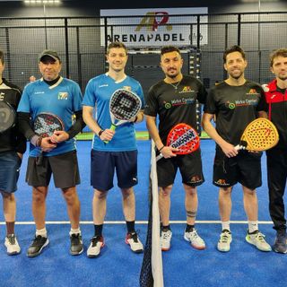 Da sinistra Fasolin, Montalbano, Liuni (F.T.P. Soc. Coop.), Alafleur, Vezzoso (Arena Padel) con Chicco Pellitteri, responsabile padel CSI Asti