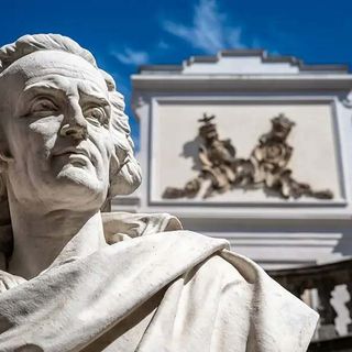 Il busto di Alfieri davanti al suo Palazzo