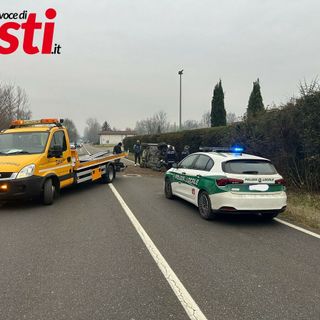 Auto si ribalta in un rettilineo, automobilista illeso