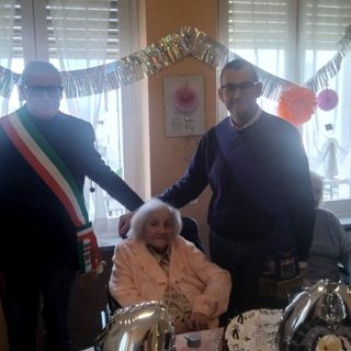 Un secolo di storie: Efisia, la libraia che ha sfamato di libri generazioni di astigiani