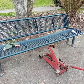 Vandali in azione al parco Lungo Tanaro: i residenti hanno riparato i danni