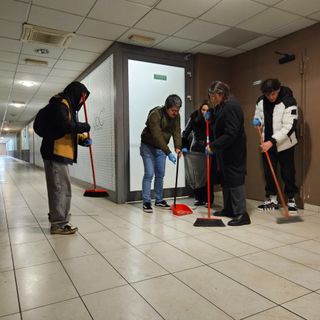 Alcuni rappresentanti della lista puliscono il Movicentro