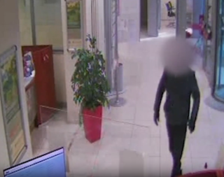 Fine della fuga: trovato il rapinatore che assaltò la Cassa di Risparmio di Asti in via Cibrario (ma era in carcere a Siena) [VIDEO]