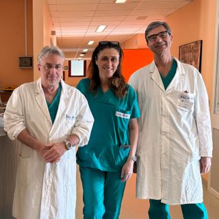 Da sinistra: il dottor Giovanni Zarrelli (direttore dell’Urologia), la dottoressa Maria Carmela Giuffrida (direttore della Chirurgia Generale), il chirurgo Ugo Parisi che ha preso parte all’intervento