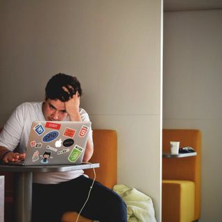 Stress quotidiano e salute: perché sempre più uomini trascurano i segnali del corpo