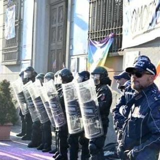 Proteste fuori dal salone dei Cavalieri di Pinerolo per l'evento vannacciano
