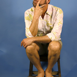 A Moncalvo va in scena "Mi dimetto da uomo": Sergio Assisi in un viaggio tra satira, poesia e umane contraddizioni