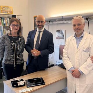 La consegna dell’ecografo all’equipe delle Cure Palliative: da sinistra Giusi Dapavo, il direttore generale dell’Asl AT Giovanni Gorgoni, il dottor Francesco Pinta, responsabile del servizio, il dottor Marcello Tucci, direttore della struttura complessa di Oncologia.