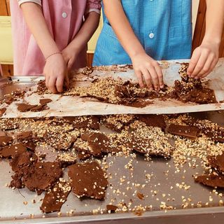 All’asilo infantile di Roreto i bambini scoprono l’arte del cioccolato