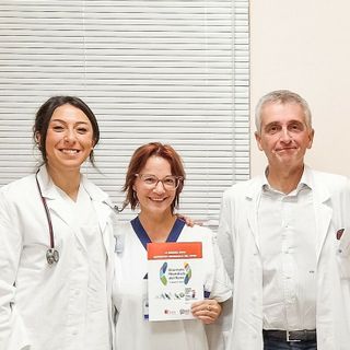 In foto il direttore della Struttura complessa di Nefrologia e Dialisi, Stefano Maffei con una parte della sua equipe