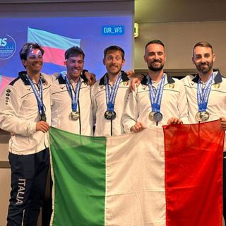 Sul podio. Nella foto da sinistra: Alessandro Binello, Nicolò’ Interlandi, Federico Allamprese, Andrea Cardinali, Marco Soro. Della squadra azzurra fa parte anche Stefano Falagiani.