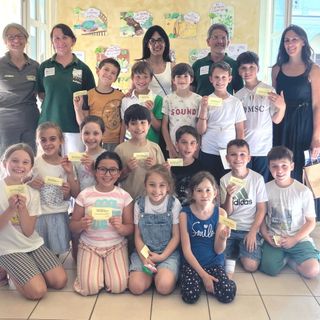 I bambini della Buonarroti con presidente, direttore e personale del Parco