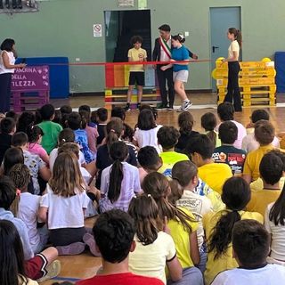 I colori del senso civico a Montechiaro d'Asti: inaugurate le panchine dei ragazzi