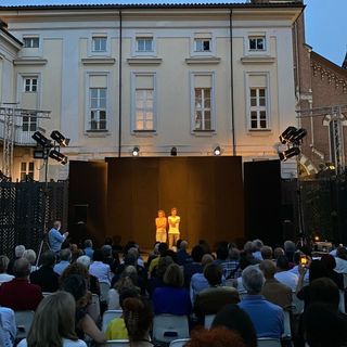 Scintille accende i cortili di Asti nel ricordo di Gianluigi Porro