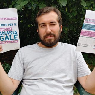 Il consigliere comunale Mauro Bosia con volantini di promozione della raccolta firme