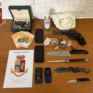 Praia: la polizia di Asti arresta due giovanissimi. Uno di loro aveva in mano una pistola pronta all'uso