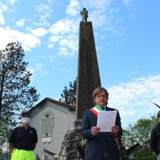 Il sindaco Gianluca Forno con i rappresentanti della Protezione Civile e del Gruppo Alpini in occasione di  &quot;25 aprile: a distanza, ma insieme&quot;