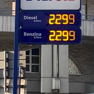 Foto, scattata al tabellone di un distributore di carburante cittadino, postata su Facebook da un utente astigiano