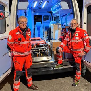 Un'ambulanza della Croce Verde di Asti in partenza per raggiungere i confini dell'Ucraina