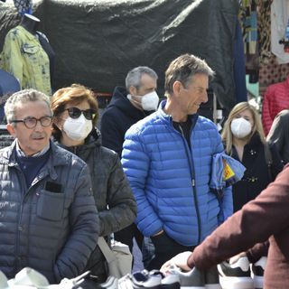 Il candidato sindaco Paolo Crivelli in visita al mercato di Asti