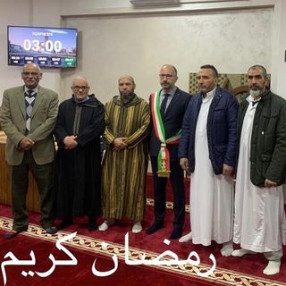 La fotografia postata ieri dal sindaco Rasero. La scritta in arabo significa "Buon Ramadam"