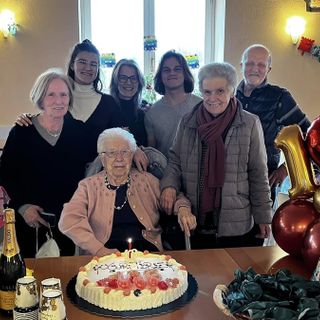 I festeggiamenti (foto Facebook Villa Cora)